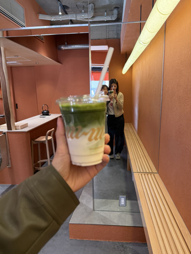 オレンジをテーマにした抹茶カフェ「MATCHAMON」。 | Trip.com 東京