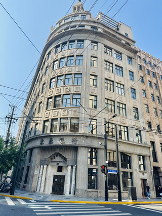 A Guide to the Modern Architectural Aesthetics of the Former Bank of East Asia in Shanghai.