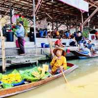 Relaxing river market travel in Thailand!  