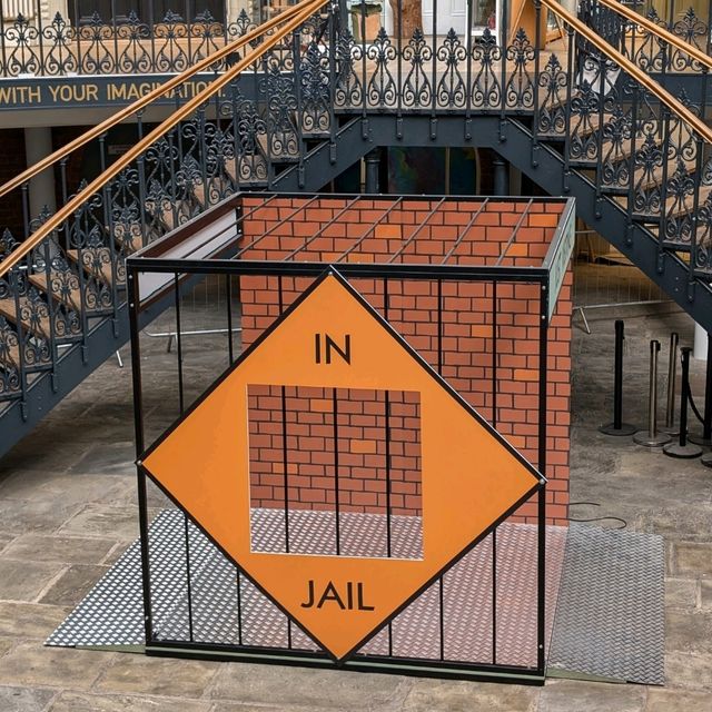 🚔 現實版大富翁「監獄」登場！Leeds Corn Exchange 的有趣場景打卡** 🏛️  