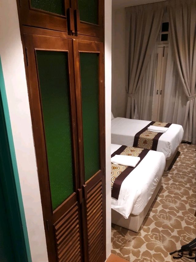 “Peranakan Charm: Insta-Worthy Boutique with Warm Service”