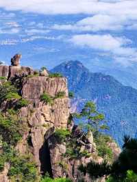 ⛰️ Huangshan – The Legendary Yellow Mountain of Mist and Pines