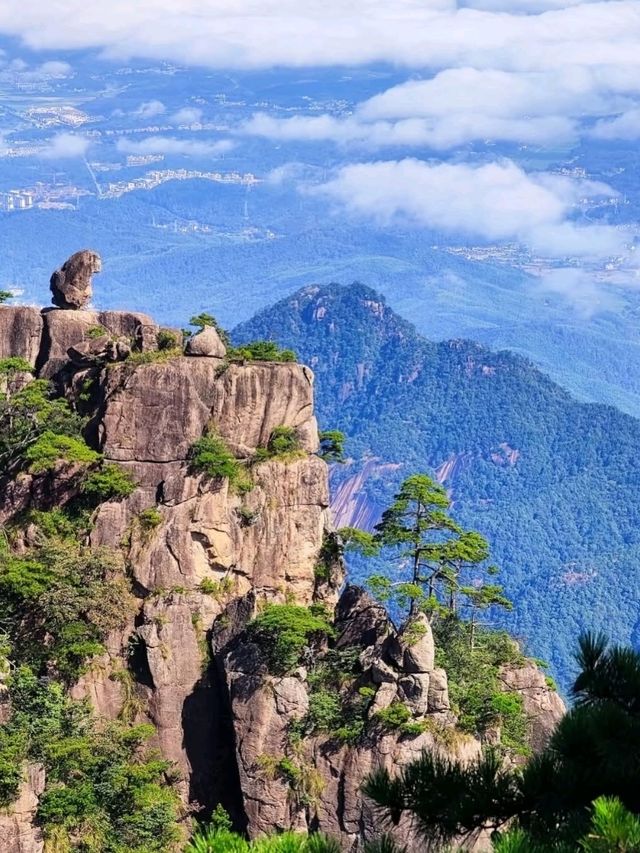 ⛰️ Huangshan – The Legendary Yellow Mountain of Mist and Pines
