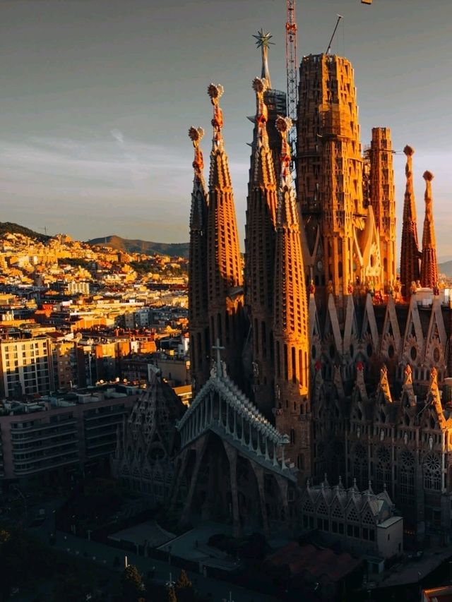 🌞🏛 “Gaudí’s Masterpiece: A Perfect Day in Barcelona” 🇪🇸