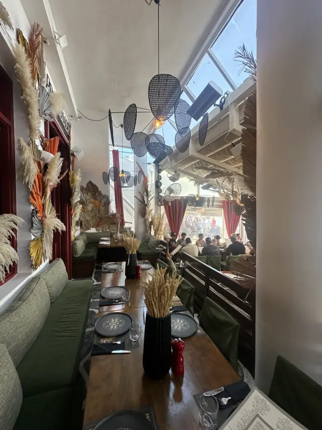 Promenade Mykonos: Sophistication by the Sea 🌅🦞