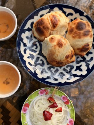 準備好在吉爾吉斯的奧許開啟一段精彩的冒險之旅了嗎？這裡的美食令人垂涎，群山環繞，別具風情🌄🥖

必遊景點：

1. 奧許洞穴博物館 (GQHM+GFW, 奧許)：走進迷人的當地歷史。開放時間：上午 9:00 至中午 12:00，下午 1:00 至下午 6:00——非常適合上午探索！

2. 蘇萊曼山 (GQJR+57J, 蘇萊曼山步道)：在這座傳奇的山峰上盡情舒展筋骨。徒步攀登，欣賞壯麗的日出或日落——別忘了拍下全景城市風光和精美的文化雕刻⛰️。

3. 奧許觀景台 (GQJQ+38, 奧許)：想要拍出令人驚豔的 Instagram 照片？來這裡就對了！城市與山脈交相輝映，尤其是在夜晚，景色更是美不勝收。

奧什終極攻略：

🍴 美食秘訣：奧許的一切都與美食有關。千萬別錯過當地麵包店的薩姆西（samsy，一種鹹味餡餅），這裡的薩姆西堪稱世界一流。搭配新鮮出爐的麵包，一邊欣賞山景一邊享用，更是美味無比。

🚌 旅遊指南：步行或搭乘當地計程車－車費便宜，而且你還能和友善的司機聊聊天。這座城市不大，所以步行探索是最佳選擇。

💸 現金為王：出發前在市集兌換一些當地貨幣。

🌞 天氣：陽光明媚的日子是這裡的主旋律，但最好帶件輕薄外套以防山風。

大多數短期停留無需簽證，但為了以防萬一，最好還是再次確認護照上的簽證規定！

#奧什美食 #吉爾吉斯斯坦探險 #山景 #中亞 #美食之旅