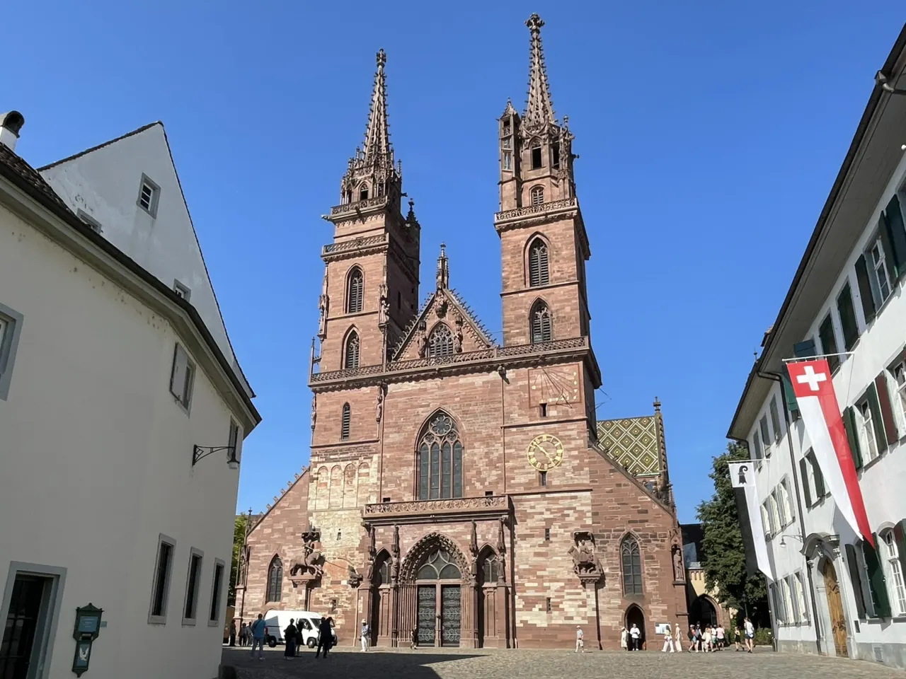 Nhà thờ Basel (Basler Münster) là công trình lịch sử mang tính biểu tượng nhất ở Basel, Thụy Sĩ, và là một trong những địa danh nổi tiếng nhất dọc sông Rhine. Việc xây dựng bắt đầu vào năm 1019, ban đầu theo phong cách Romanesque. Được xây dựng lại sau trận động đất Basel năm 1356, nhà thờ đã kết hợp các yếu tố kiến ​​trúc Gothic, tạo nên diện mạo đặc trưng ngày nay: mặt tiền bằng đá sa thạch đỏ, mái ngói tráng men nhiều màu sắc và hai ngọn tháp đôi. Nhà thờ từng là Nhà thờ Basel và sau này trở thành Nhà thờ của Giáo hội Cải cách Thụy Sĩ. Bên trong, nhà thờ lưu giữ những hành lang, hầm mộ tuyệt đẹp và bia mộ của học giả nhân văn nổi tiếng Erasmus xứ Rotterdam. Từ điểm quan sát Palatinate (Pfalz) phía sau nhà thờ, du khách có thể ngắm nhìn toàn cảnh sông Rhine, Phố Cổ và Petit Basel. Quảng trường Münsterplatz xung quanh, với môi trường yên tĩnh và nhiều công trình kiến ​​trúc thời trung cổ được bảo tồn, cùng với nhà thờ, tạo nên một bầu không khí lịch sử phong phú, cho phép du khách đánh giá trọn vẹn di sản văn hóa sâu sắc và nét quyến rũ độc đáo của Basel.