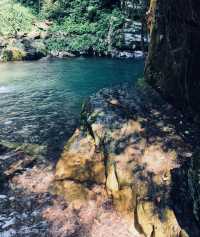百崖大峡谷，位於廣西來賓市武宣縣東鄉鎮境內，距武宣縣城38公里，是廣西區級風景名勝區，有“廣西九寨溝”之稱