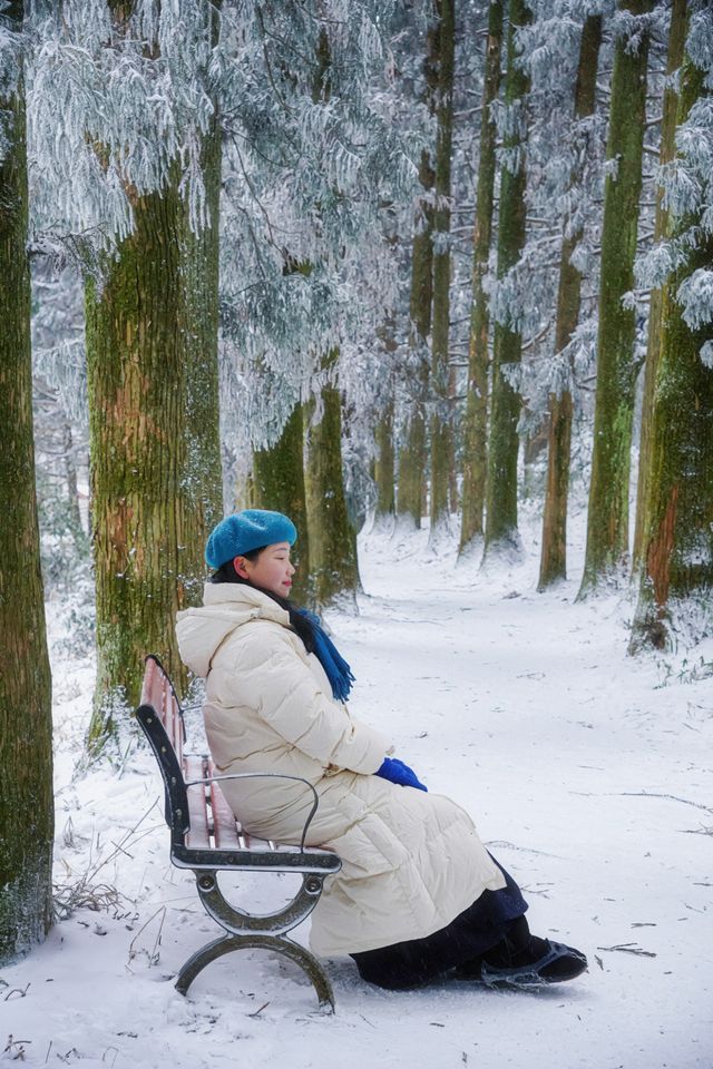 一個女生去看雪下雪後的廬山是人間仙境