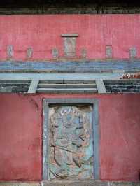 這座康熙敕建的皇家寺院，有著絕美的藏傳佛教石雕