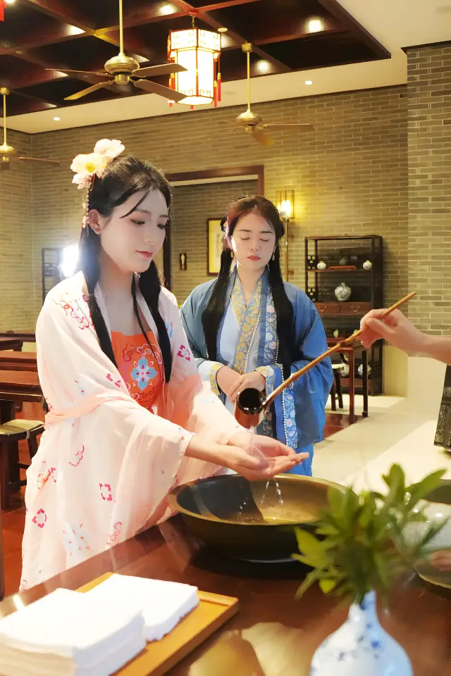 Yunfu Guide | Zen Quan Resort's Unique Zen Meditation Experience - Transcribing Sutras for Clarity of Mind