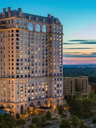 🌟 Atlanta's Luxe Sleeps: St. Regis Charms 🛎️
