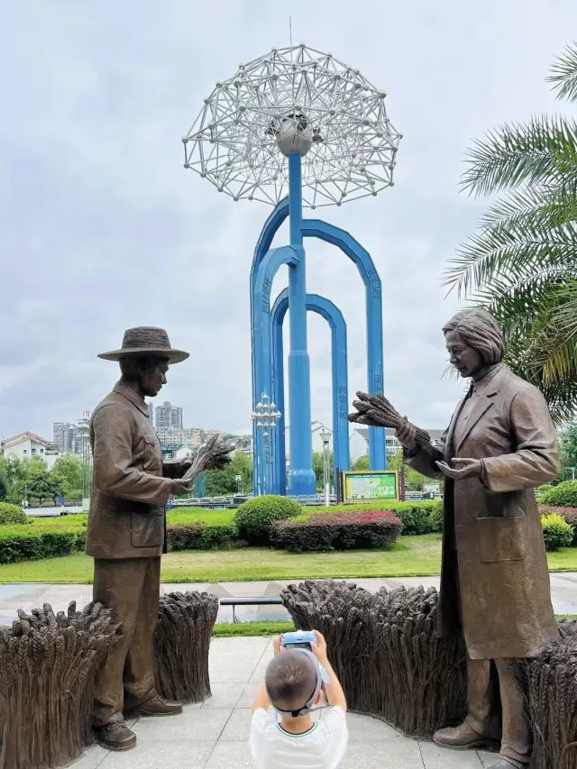 The simplest way to get to know a city is: visit its parks