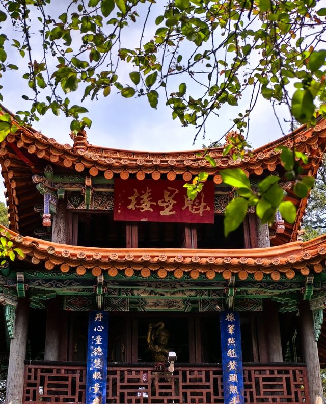 雲南昆明鳴鳳山金殿風景區丨體驗「衝冠一怒為紅顏」的心情。