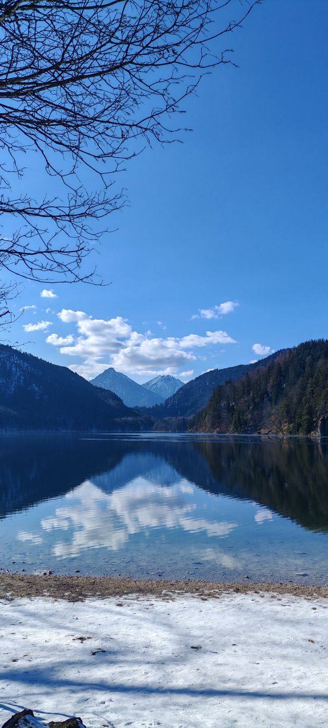 山之巔古堡林立 七彩湖水映夢境