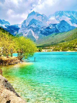 Blue Moon Valley | A Blue Amber Fallen to Earth, Encounter a Dreamlike Wonderland