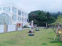 山海氤氳，聆聽時光在這座白色小屋流逝的聲音
