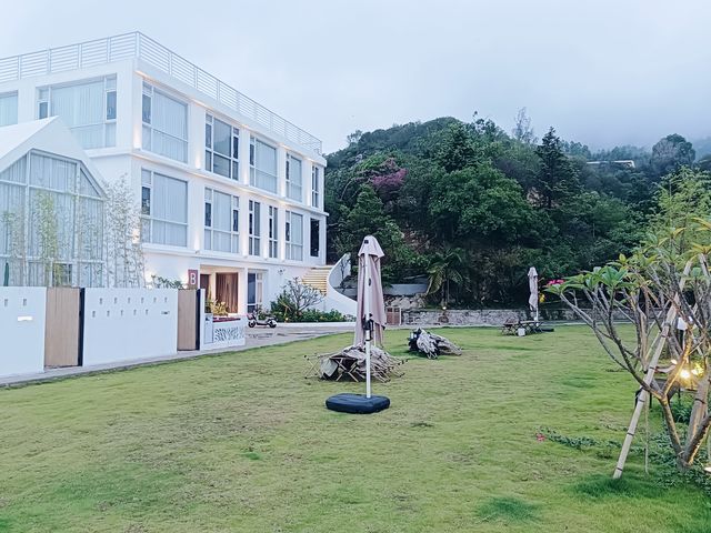 山海氤氳，聆聽時光在這座白色小屋流逝的聲音