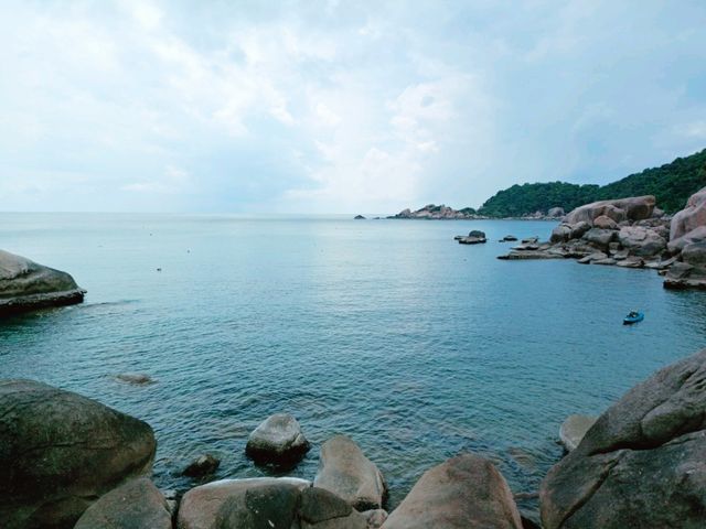 No Crowds, No Problem: Ao Hin Wong's Backpacker Dive Scene