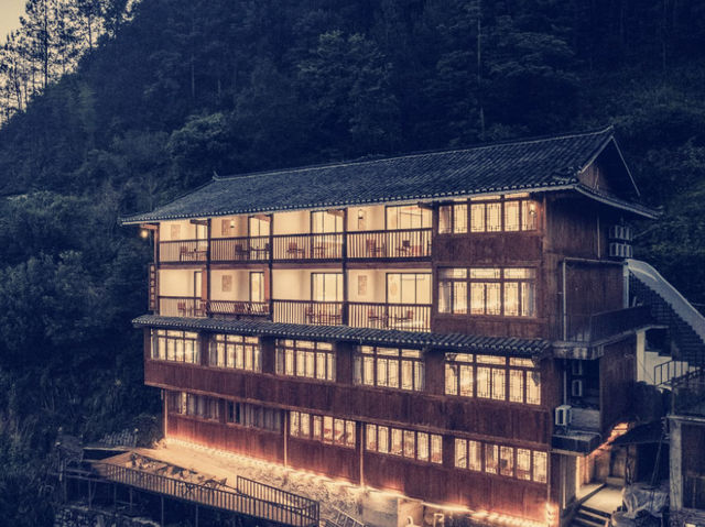 **【苗寨仙境！春曉半山洞穴全景酒店沉浸式體驗】**  