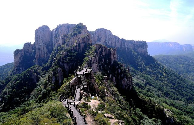 棲霞位於山東煙台，以其豐富的自然景觀和深厚的歷史文化底蘊成為熱門旅遊目的地。以下是一份詳細的旅遊攻略