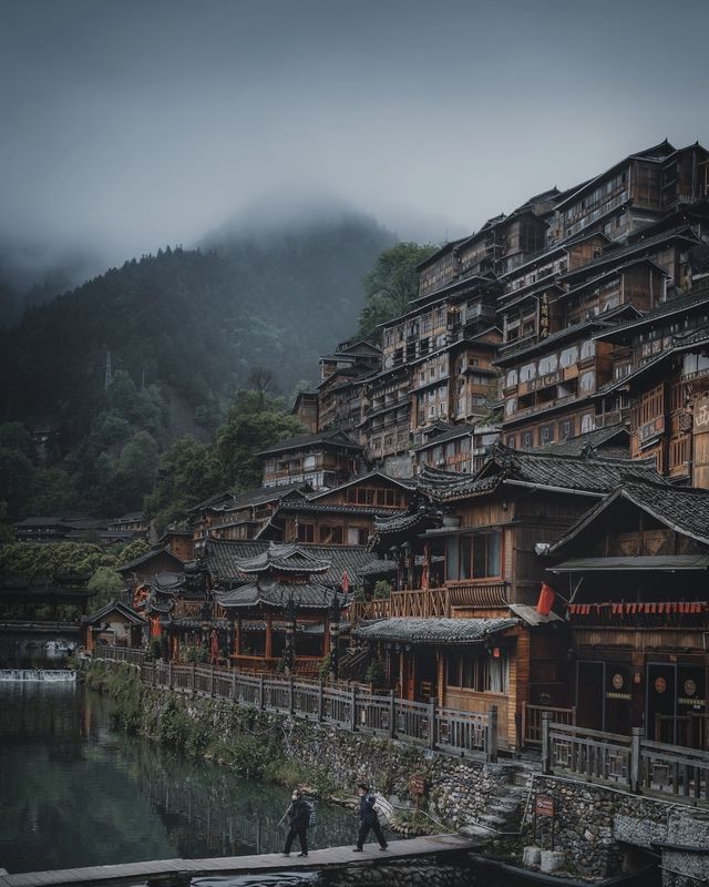 貴州：一半山水，一半人間  當雲霧漫過梵淨山的金頂，當梯田在水光中鋪展七彩畫卷，這片被稱作「山地公園