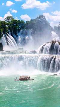 飛瀑垂青川,竹筏載笑過,德天山水入眼甜