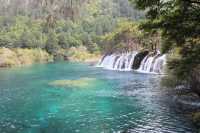 汽車下坡加油,上坡減油門的怪地方。