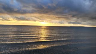 白石棧橋｜陰天限定版！深秋的海與岩石cp美到窒息！誰說陰天的海不漂亮？白石棧橋的秋冬氛圍感