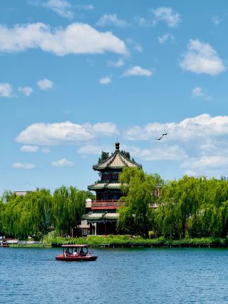 Поздняя весна в Пекине в межсезонье — это определенно стоит того! Меньше туристов и прекрасные пейзажи.