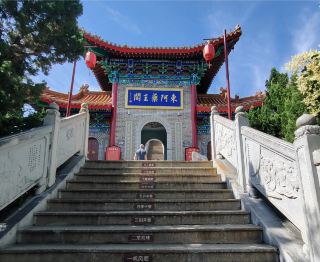 The hill at Yaowang Pavilion Scenic Area isn't high, and climbing to the top offers a panoramic view of the lake.