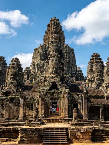 カンボジア・バイヨン寺院｜216の微笑みに包まれて！クメールの微笑み