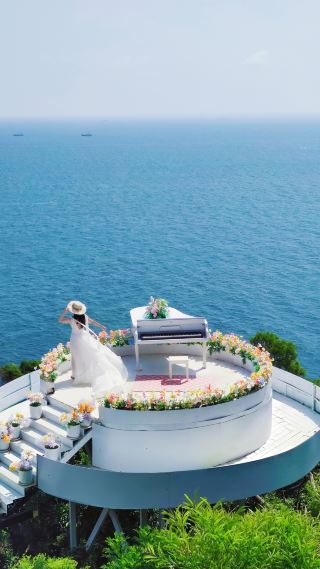 Hailing Island in Yangjiang is a great place for leisure and vacation, with a stunning view where the sea and sky blend seamlessly. It boasts beaches during the day, illuminated nights, and a vibrant seaside atmosphere.