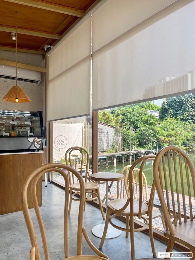🤎 mama cafe. คาเฟ่ริมน้ำ ใจกลางเมือง รัชดา 🪑🧸