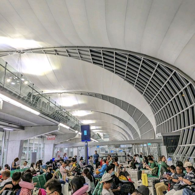 スワンナプーム国際空港は、２４時間お買い物出来るし、ラウンジが使えて、とっても便利で綺麗な空港