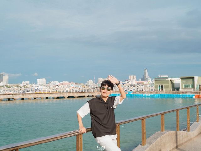 ประภาคารสีเหลืองริมทะเล พัทยา