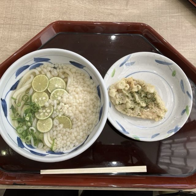 瀬戸大橋を見ながら讃岐うどん