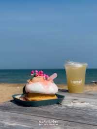 🏖️ คาเฟ่บนหาดทราย นั่งชิลรับคลื่นลมริมทะเลหัวหิน