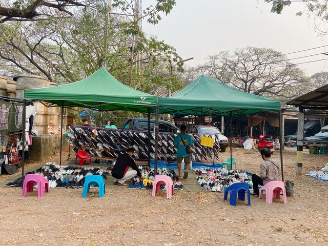 ตลาดนัดเก่าแก่ : ตลาดนัดวันอาทิตย์