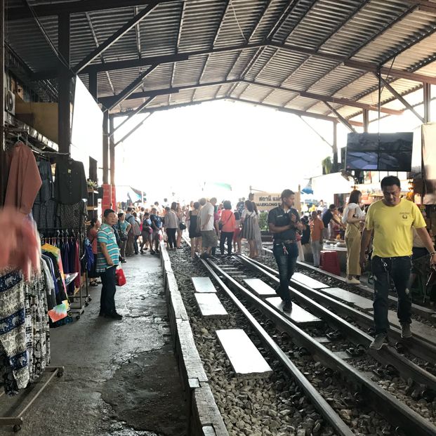 曼谷旅遊景點推薦 ❣️ 美功鐵道市場（Maeklong Railway Market 