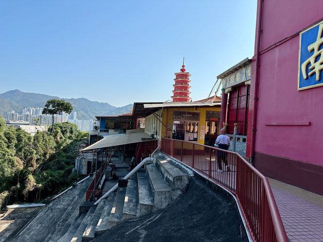 วัดหมื่นพุทธ - Ten Thousand Buddhas Monastery