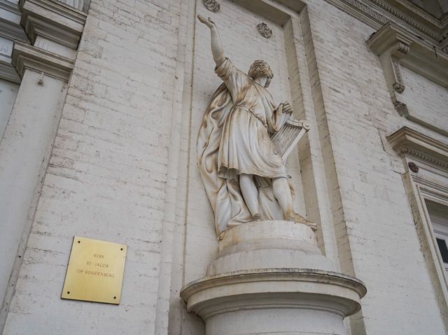 布魯塞爾🇧🇪安靜在城市中的美麗教堂💒