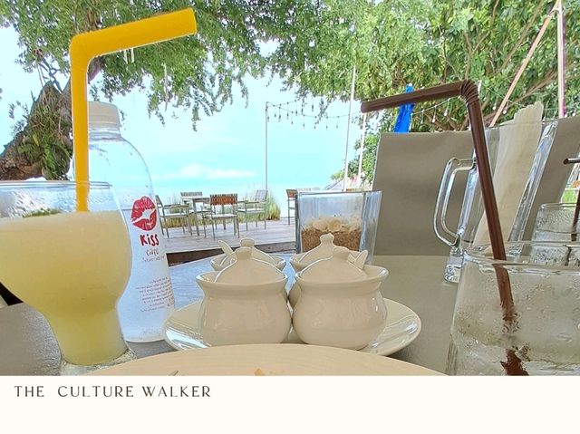 นั่งมองทะเล ที่คาเฟ่ริมหาดทรายน้อย หัวหิน