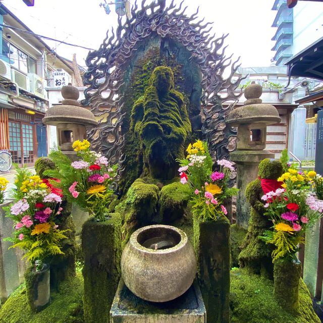大阪お参りスポット！法善寺の水掛不動尊（西向不動明王） | Trip.com 大阪