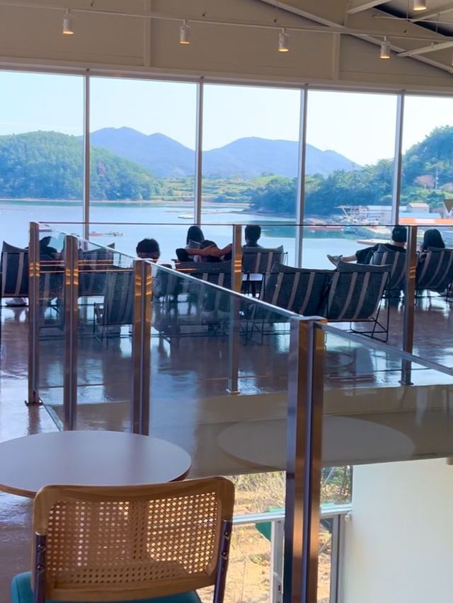 앞으로는 바다, 뒤로는 단풍뷰 카페✨