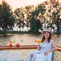 ร้านอาหารกลางน้ำ หน้าหาดบางเทาในโรงแรมหรู