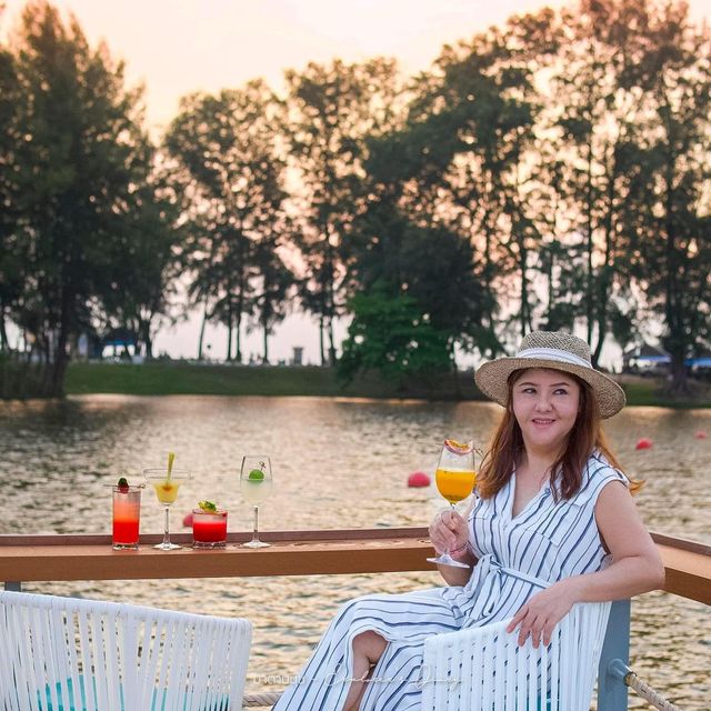 ร้านอาหารกลางน้ำ หน้าหาดบางเทาในโรงแรมหรู