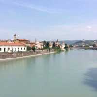 Adige แม่น้ำสวยใส ใจกลางเวโรน่า อิตาลี