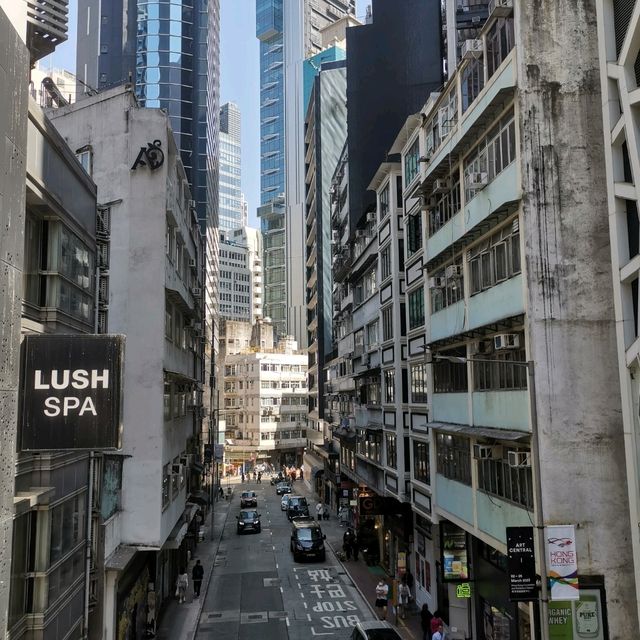 乘上開往春天的半山扶手電梯