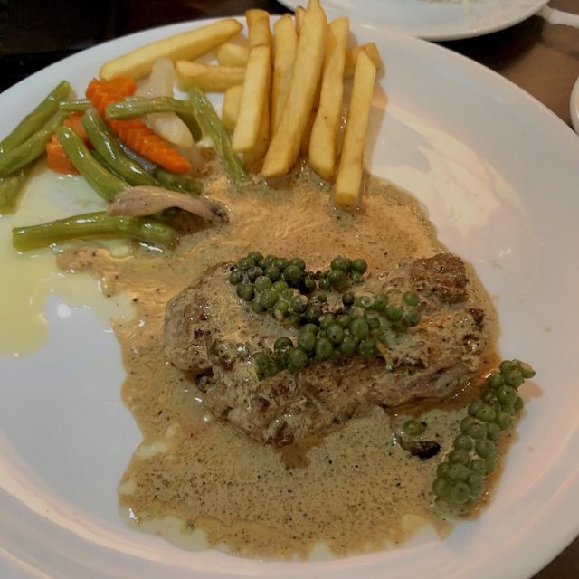 Hot Shoppe ร้านอร่อยและเก่าแก่ย่านสุขุมวิท 